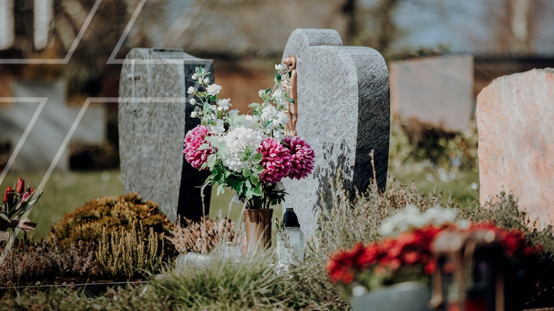 Como fazer para manter fixas as flores no túmulo?